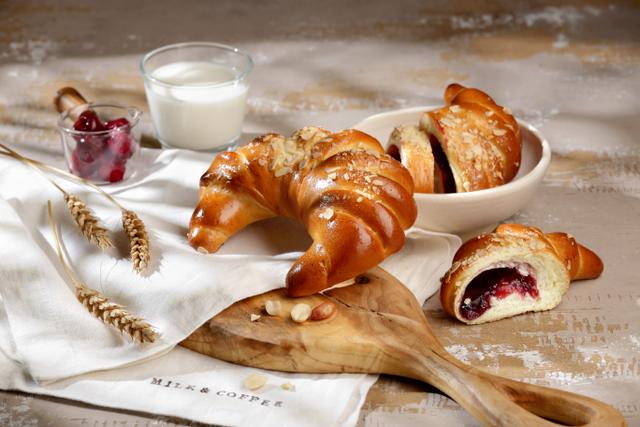 Рогалик с начинкой (вишня), 100 гр